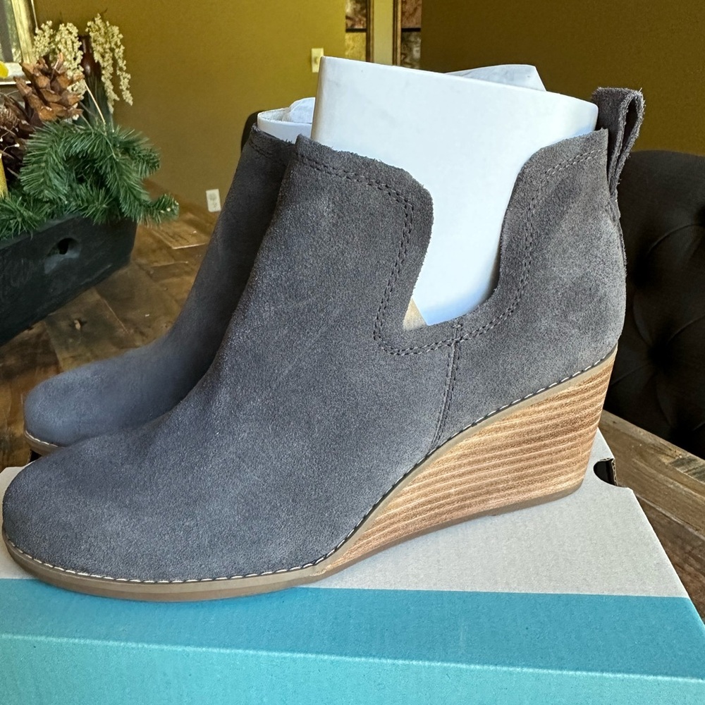 New! Toms Kallie Suede Wedge, women’s size 8W